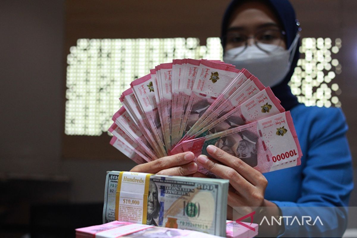 Rupiah Ditutup Merosot ke Level 15.900 per Dolar AS